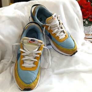 Nike Sky Blue and White Waffle Haurache Athletic Shoes